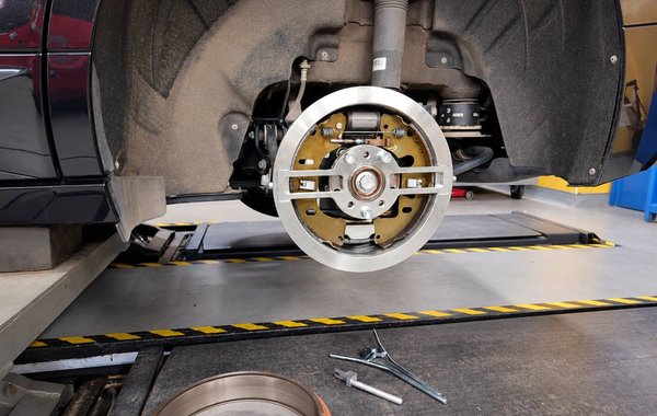 Škoda Enyaq-Trommelbremse hinten mit Servicewerkzeug in J&S SERVIS