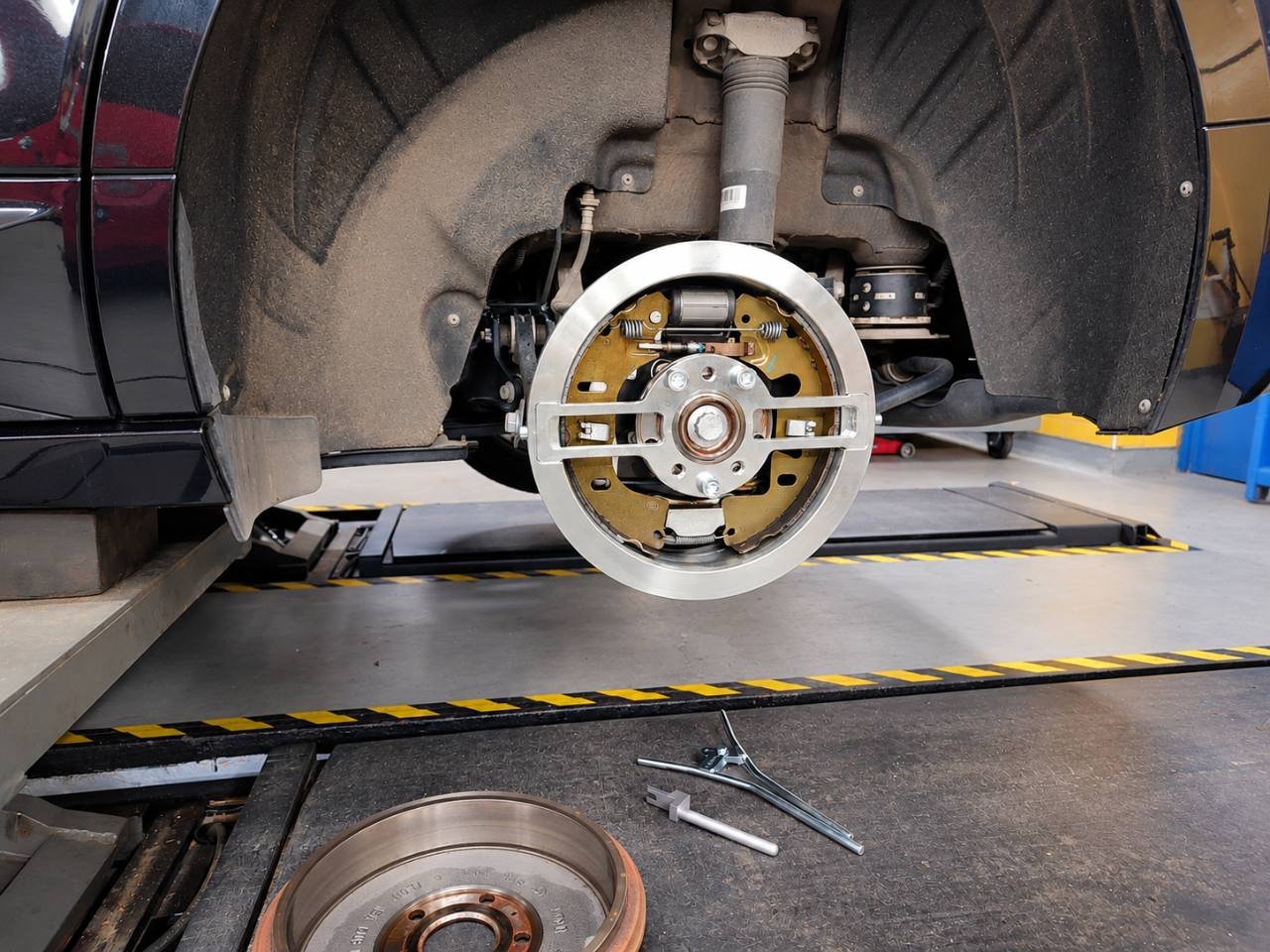 Zadní bubnová brzda Škoda Enyaq při odborném servisu v J&S SERVIS – kontrola a nastavení brzdového mechanismu.