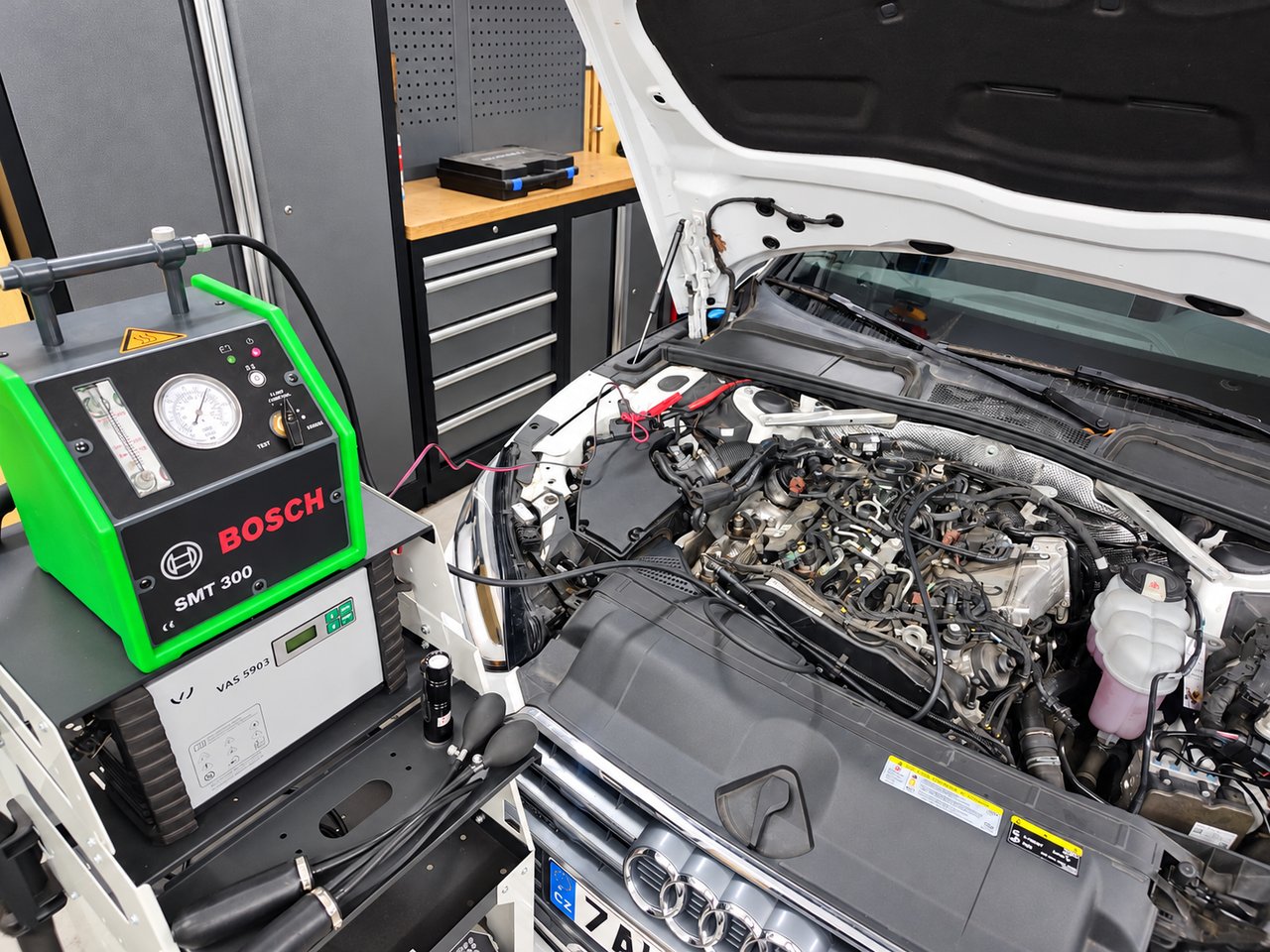 Rauchtester Bosch SMT 300 bei der Dichtheitsprüfung des Unterdrucksystems eines Fahrzeugs bei J&S SERVIS.
