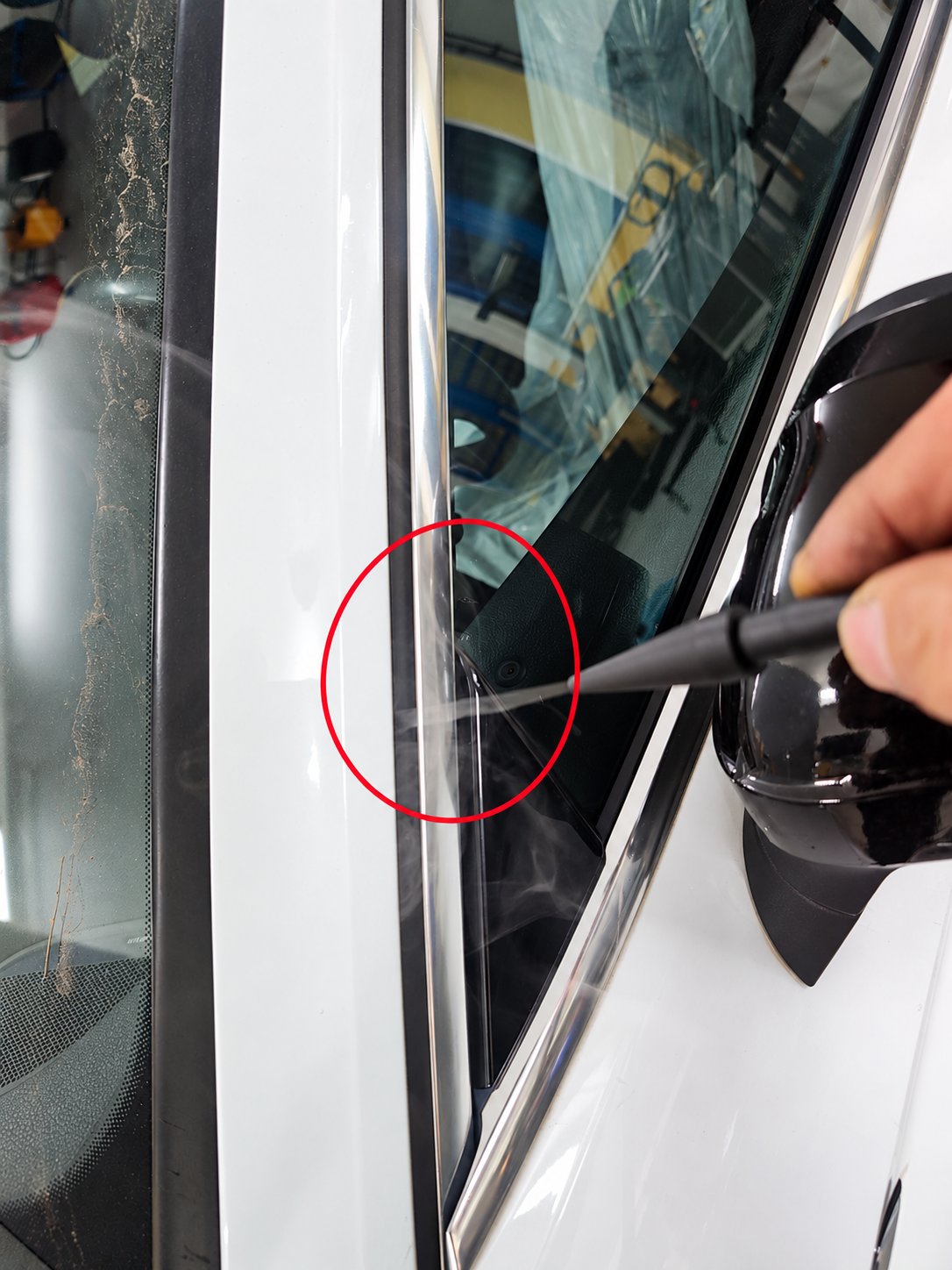 Rauchprüfung der Fenster- und Türdichtung eines Fahrzeugs bei J&S SERVIS.